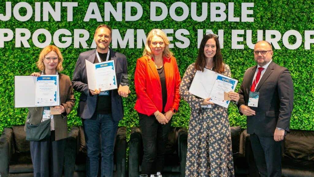 Zdjęcie z wręczenia nagrody