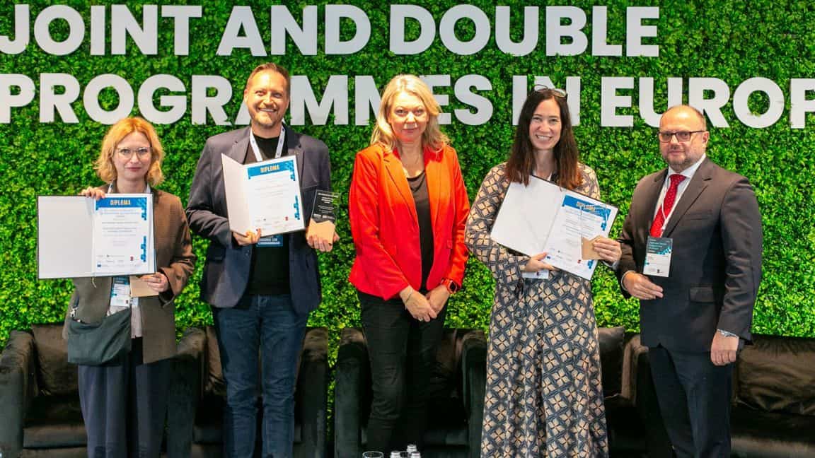 Zdjęcie z wręczenia nagrody